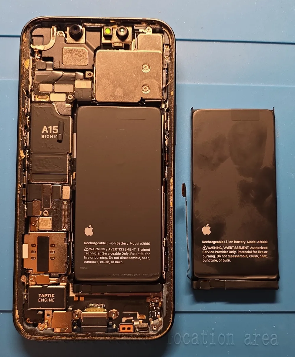 Geöffnetes iPhone 13 mini mit neuem Apple Akku daneben