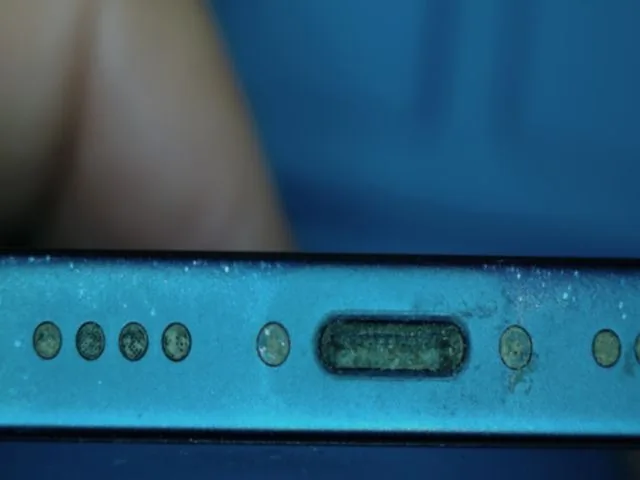 Verschmutzter Ladeanschluss eines iPhone 13 mini in Nahaufnahme